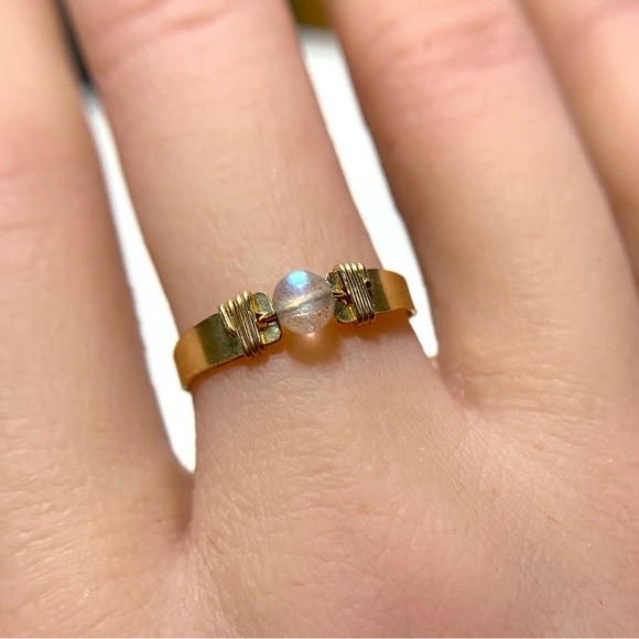 Flashy labradorite ring, hammered ring band, handmade ring, gemstone ring - Picture 5 of 8